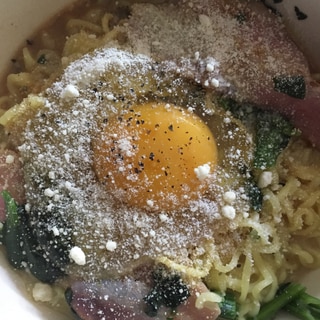 レンジで！ミルク味噌ラーメンちょっとカルボナーラ風